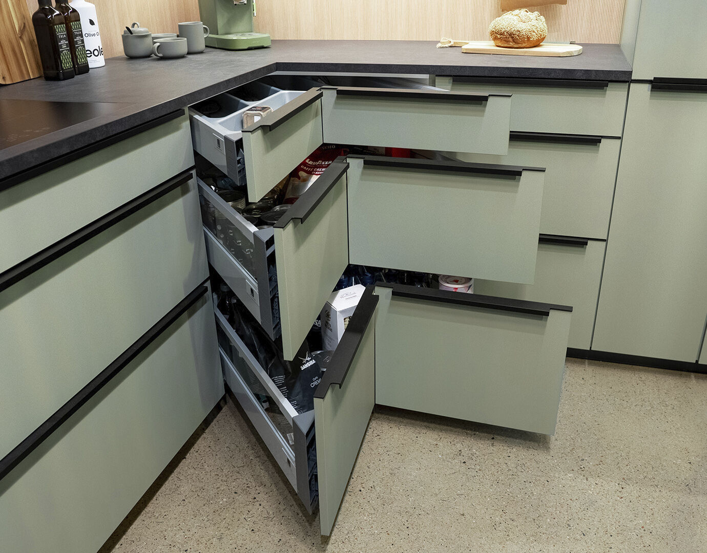 Groene hoekkast lades in keuken, ook in andere kleuren en materialen mogelijk