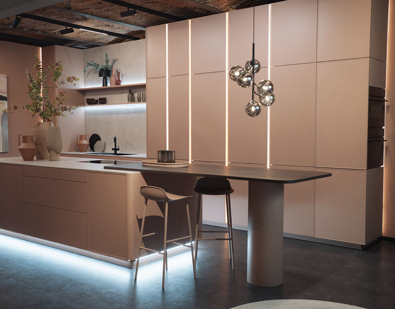 Hoge keuken met greeploze kastjes en led-strips