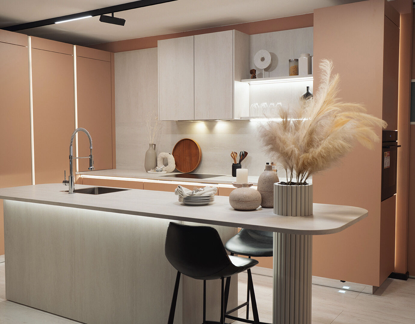 Zalmroze keuken met lichte accenten en led-strips